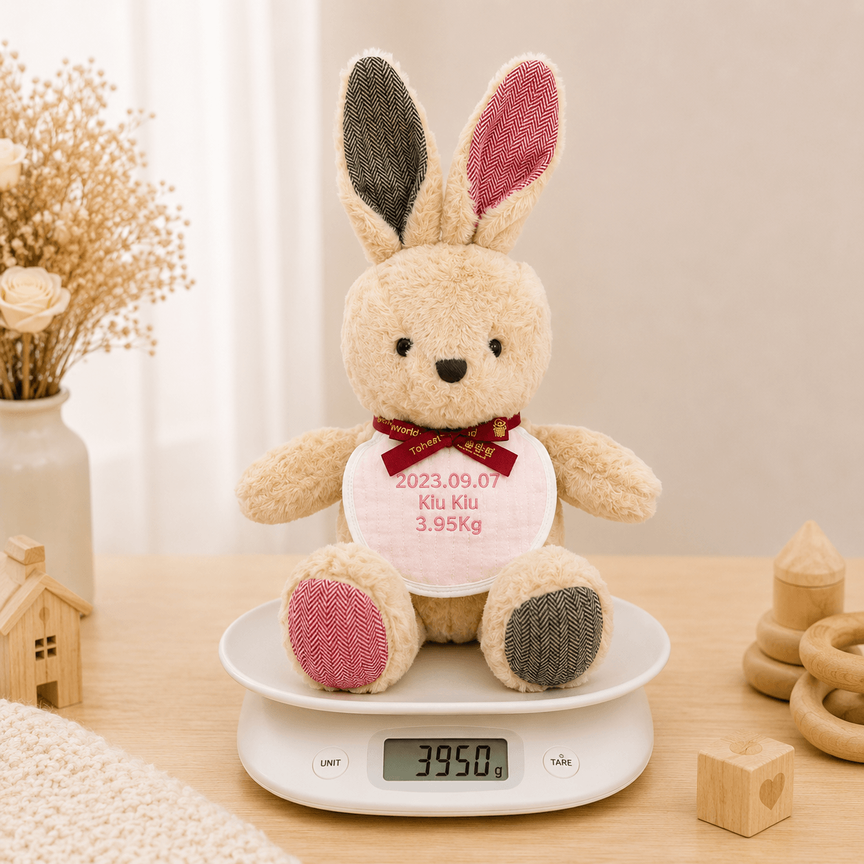 同畫世界客製化體重福兔精準還原1比1出生體重3950g，嚴選日系溫潤奶油親膚絨毛面料，專屬客製圍兜刺繡字體與數據，高級彌月滿月周歲生日禮物與婚禮謝親恩福兔